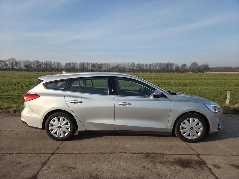 Silber Gebraucht 2018 Ford Focus Cool & Connect Kombi | 8.999 € (Fairer Preis) - Bild 1/4