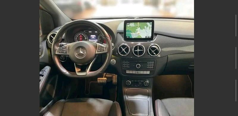 Gebraucht Mercedes B220 177 PS (130 kW) 2018 Rot Van / Kleinbus