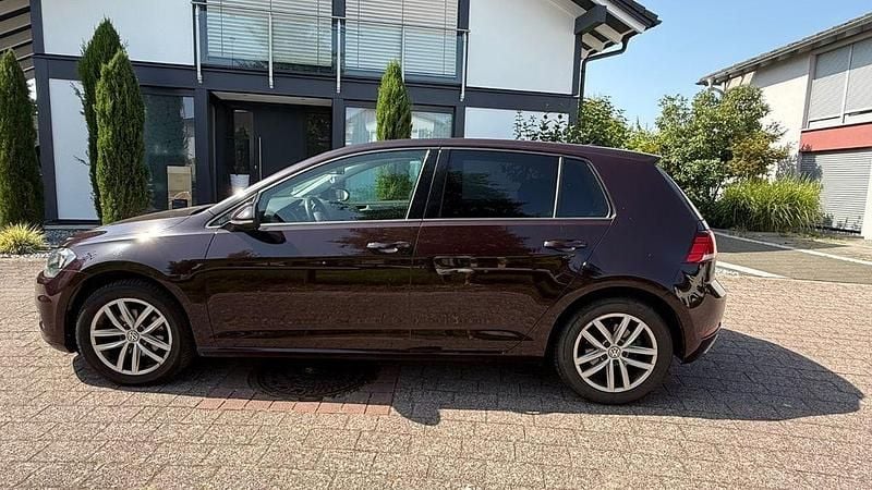 Braun Gebraucht 2017 VW Golf VII Comfortline Limousine | 10.500 € (Fairer Preis) - Bild 1/4