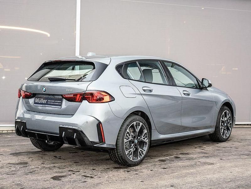 Neu BMW 120 170 PS (125 kW) 2025 Skyscraper grau metallic Kleinwagen
