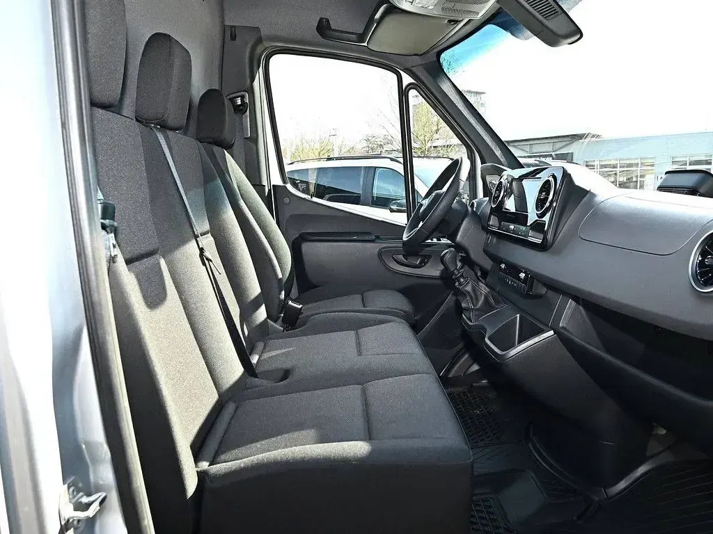 Używany Mercedes Sprinter 170 KM (125 kW) 2026 Srebrny Van