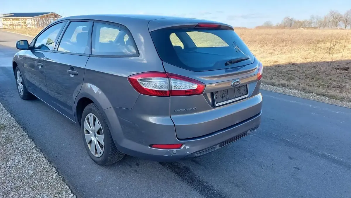 Gebraucht Ford Mondeo 140 PS (102 kW) 2011 Grau Kombi