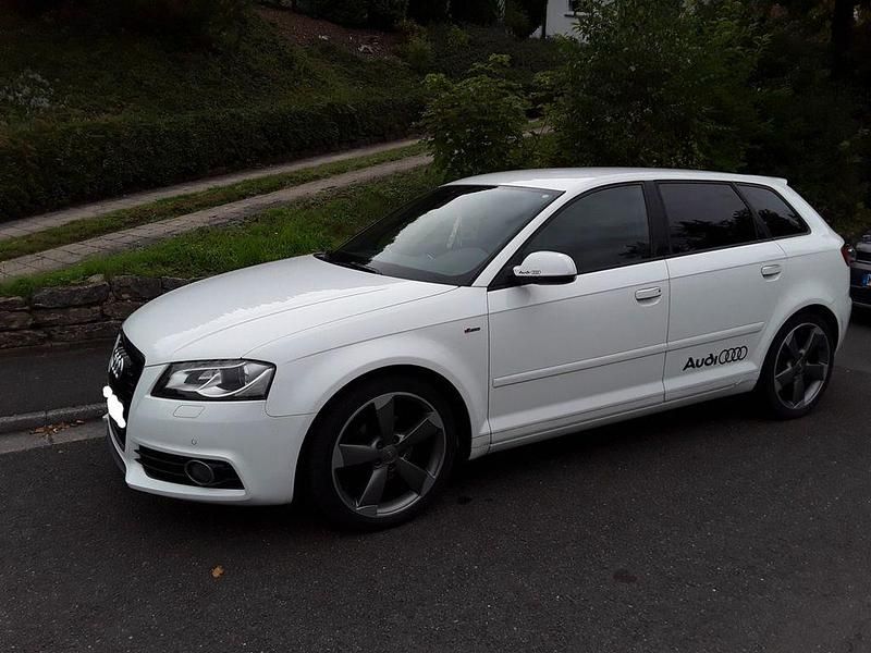 Weiß Gebraucht 2011 Audi A3 Sportback Ambition Limousine | 8.400 € (Fairer Preis) - Bild 1/4