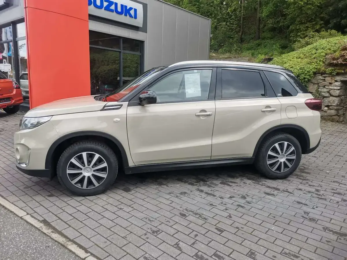 Gebraucht Suzuki Vitara Comfort 129 PS (94 kW) 2021 Savannah ivory/cosmic black SUV