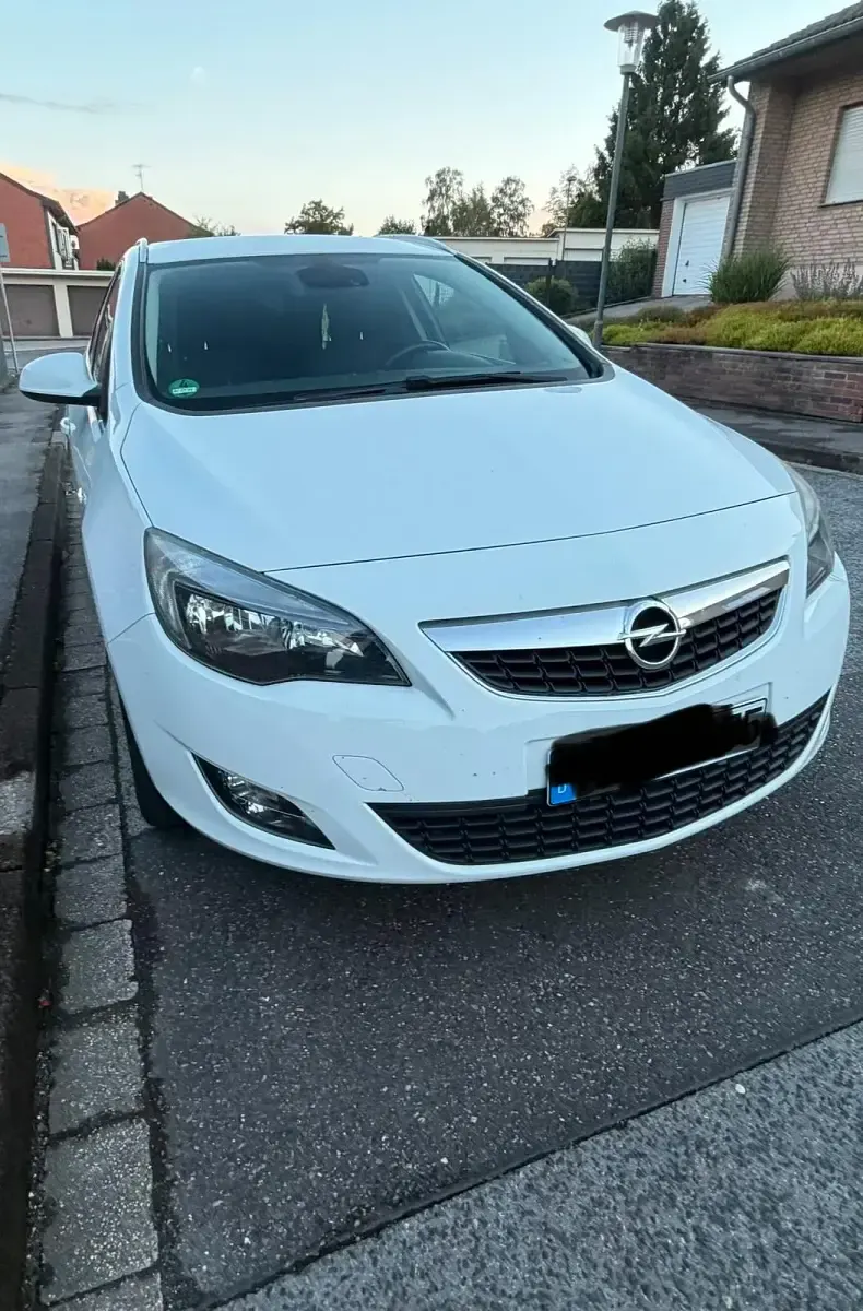Gebraucht Opel Astra 165 PS (121 kW) 2012 Weiß Kombi
