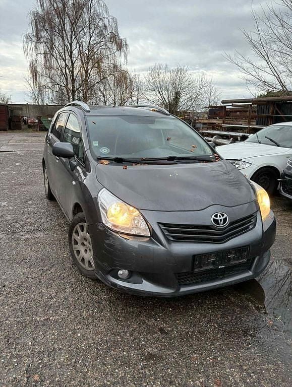 Gebraucht Toyota Sportsvan 126 PS (92 kW) 2011 Van / Kleinbus