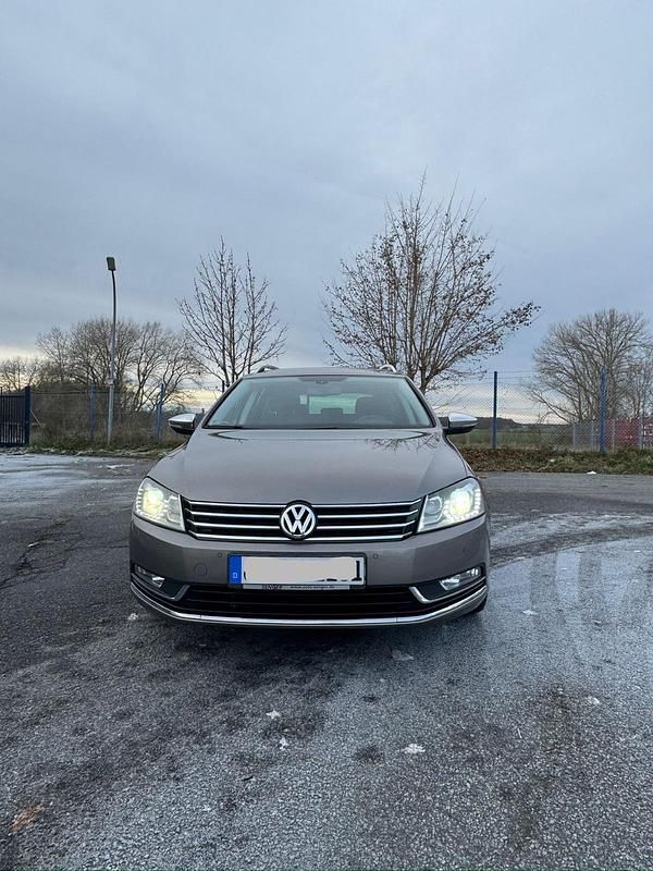 Braun Gebraucht 2011 VW Passat Kombi | 7.800 € (Guter Preis) - Bild 1/4