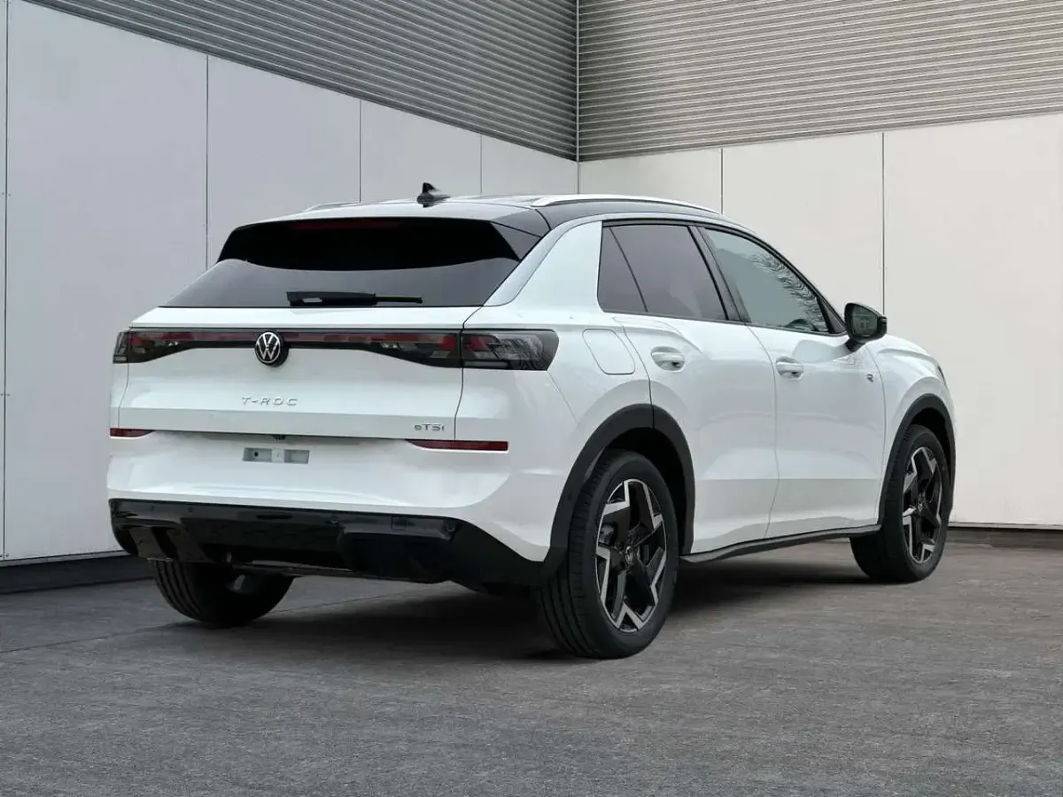 Neu VW T-Roc Cabriolet R-line 150 PS (110 kW) 2026 Pure white, dach schwarz SUV