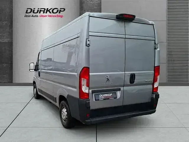 Gebraucht Peugeot Boxer 140 PS (102 kW) 2023 Grau Van