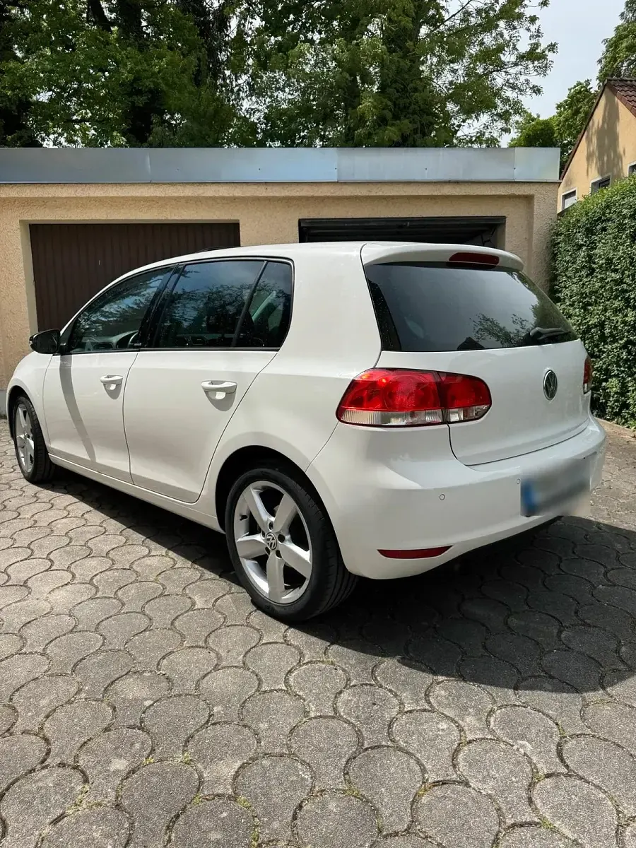 Gebraucht VW Golf VI Style 105 PS (77 kW) 2011 Weiß Kleinwagen