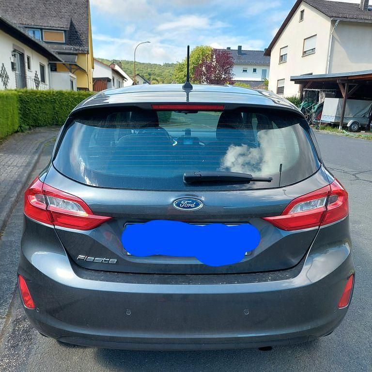 Gebraucht Ford Fiesta Cool & Connect 101 PS (74 kW) 2017 Grau Limousine