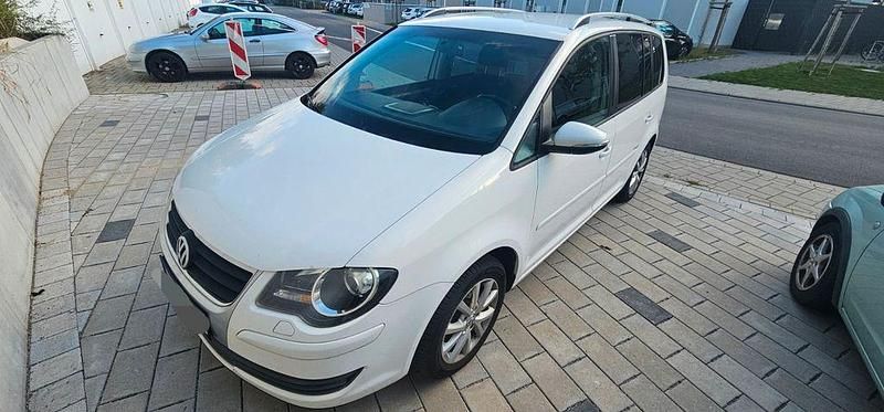 Weiß Gebraucht 2009 VW Touran Trendline Van / Kleinbus | 2.650 € (Superpreis) - Bild 1/4