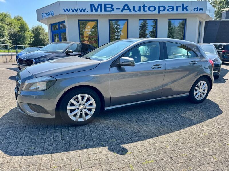 Grau Gebraucht 2015 Mercedes A180 Limousine | 6.990 € (Superpreis) - Bild 1/4