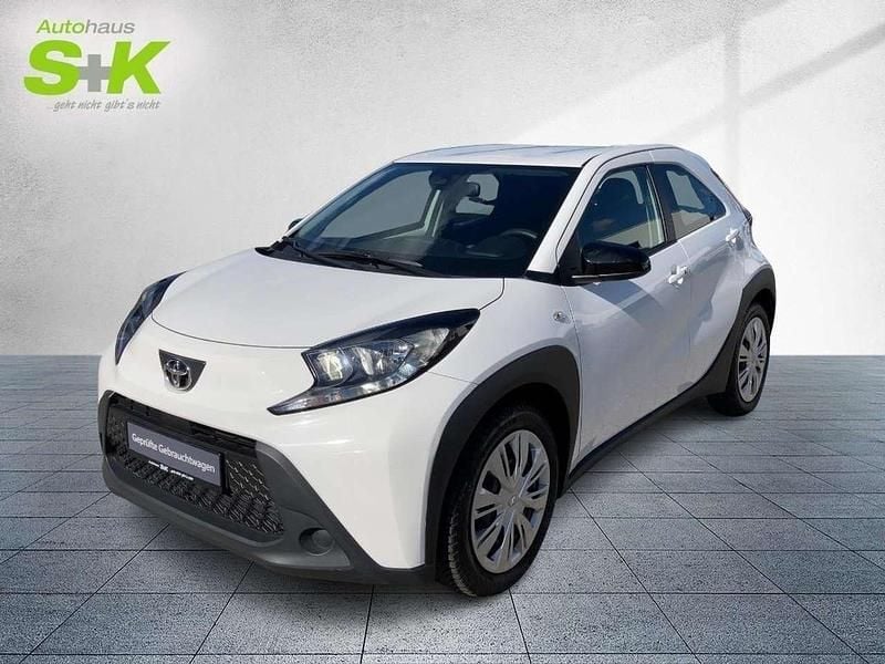Schneeweiß Gebraucht 2022 Toyota Aygo X-play Kleinwagen | 14.490 € (Fairer Preis) - Bild 1/4