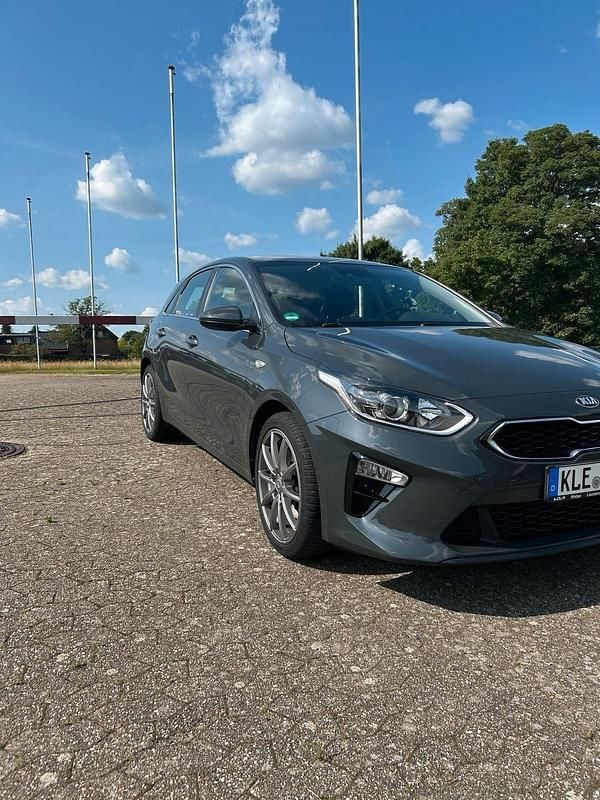 Silber Gebraucht 2021 Kia Ceed Limousine | 17.000 € (Superpreis) - Bild 1/4