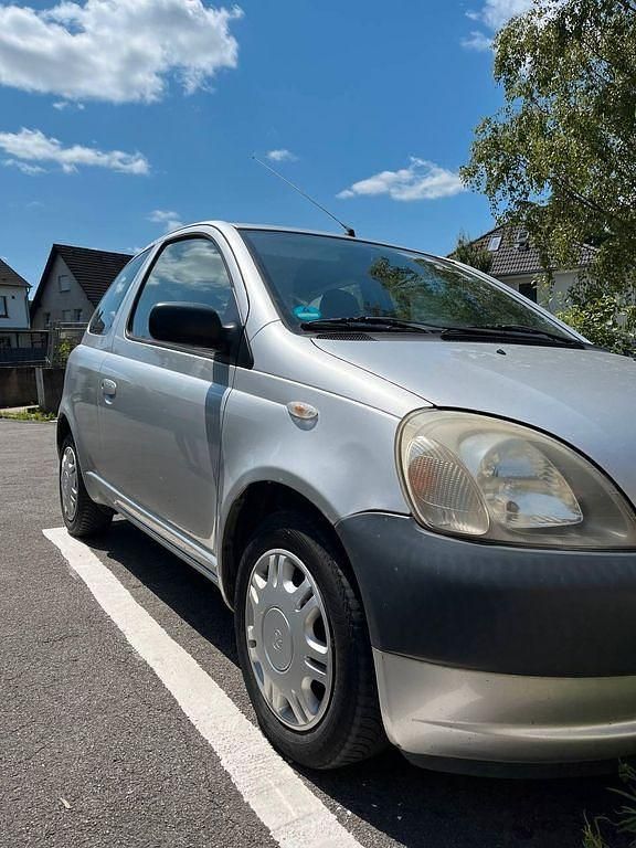 Grau Gebraucht 2001 Toyota Yaris Sol Limousine | 10.000 € - Bild 1/4