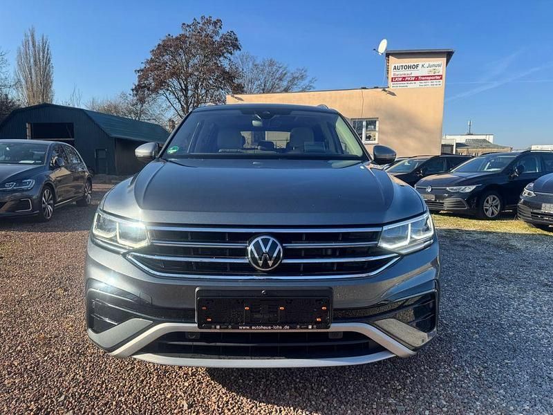 Grau Gebraucht 2022 VW Tiguan Allspace Elegance SUV | 26.690 € (Etwas zu teuer) - Bild 1/4