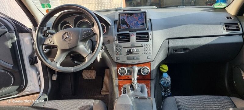 Silber Gebraucht 2010 Mercedes C200 Elegance Limousine | 12.900 € - Bild 1/4