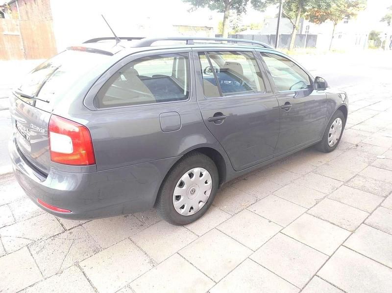 Gebraucht Skoda Octavia Ambition 122 PS (89 kW) 2012 Grau Kombi