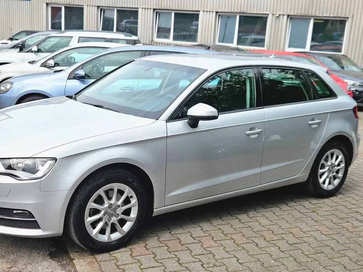 Gebraucht Audi A3 Sportback Attraction 122 PS (89 kW) 2013 Silber Kleinwagen