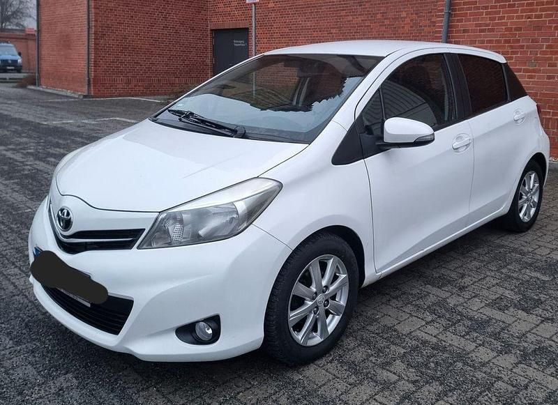 Weiß Gebraucht 2014 Toyota Yaris Edition Limousine | 3.990 € (Etwas zu teuer) - Bild 1/4