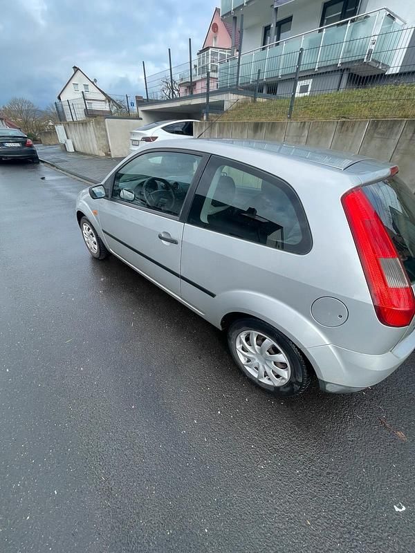 Gebraucht Ford Fiesta 70 PS (51 kW) 2003 Silber Kleinwagen