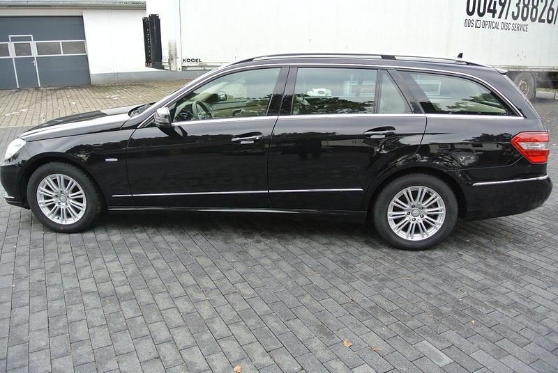Schwarz Gebraucht 2010 Mercedes 300 Kombi | 7.500 € - Bild 1/4