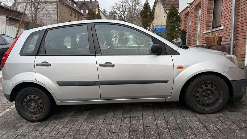 Gebraucht Ford Fiesta Ambiente 60 PS (44 kW) 2006 Silber Limousine