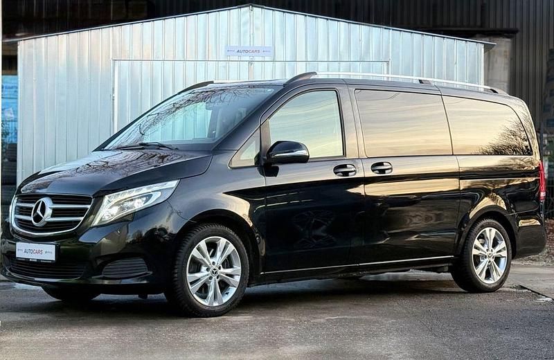 Obsidianschwarz Gebraucht 2016 Mercedes V220 Edition Van / Kleinbus | 26.990 € (Etwas zu teuer) - Bild 1/4