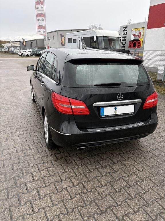 Gebraucht Mercedes B180 122 PS (89 kW) 2012 Schwarz Van / Kleinbus