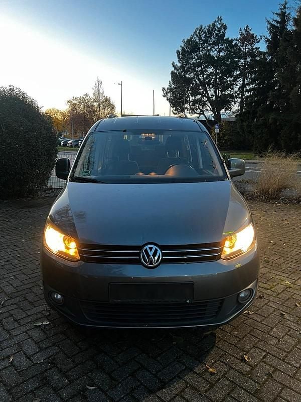 Grau Gebraucht 2015 VW Caddy Van / Kleinbus | 10.499 € - Bild 1/4