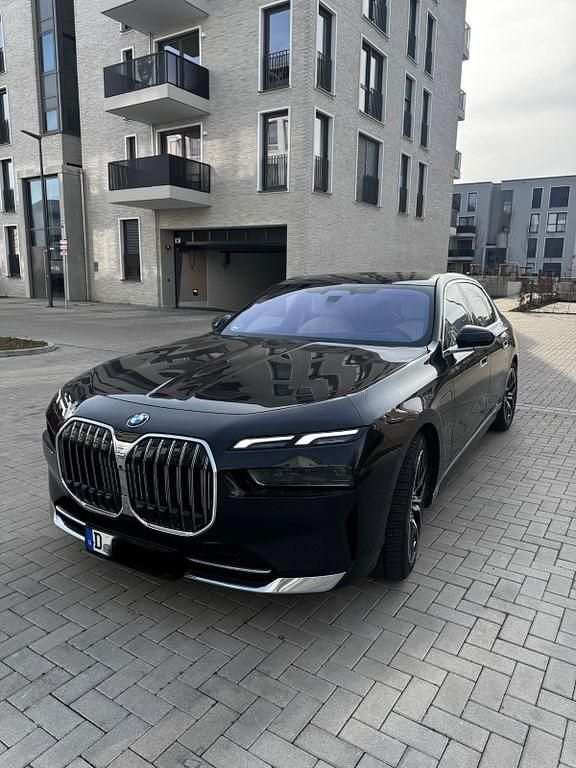 Gebraucht BMW 750e Executive 489 PS (359 kW) 2023 Schwarz Limousine