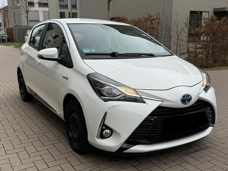 Weiß Gebraucht 2018 Toyota Yaris Hybrid Team Kleinwagen | 11.999 € (Guter Preis) - Bild 1/4
