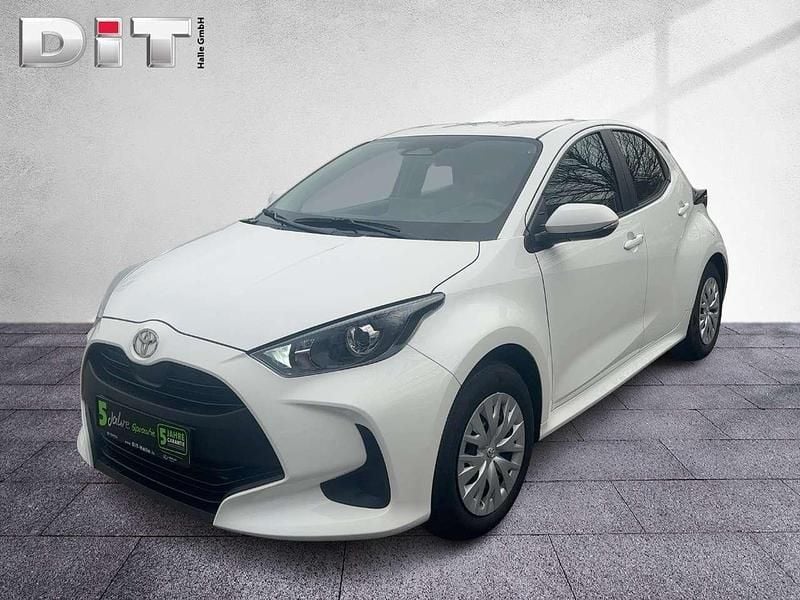 Schneeweiß Gebraucht 2024 Toyota Yaris Business Edition Limousine | 19.390 € (Superpreis) - Bild 1/4