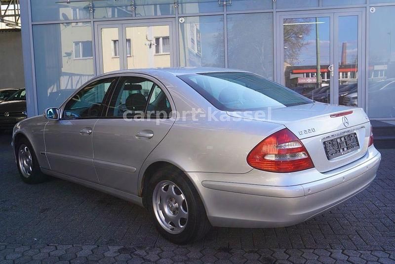 Gebraucht Mercedes E220 Classic 150 PS (110 kW) 2002 Silber Limousine