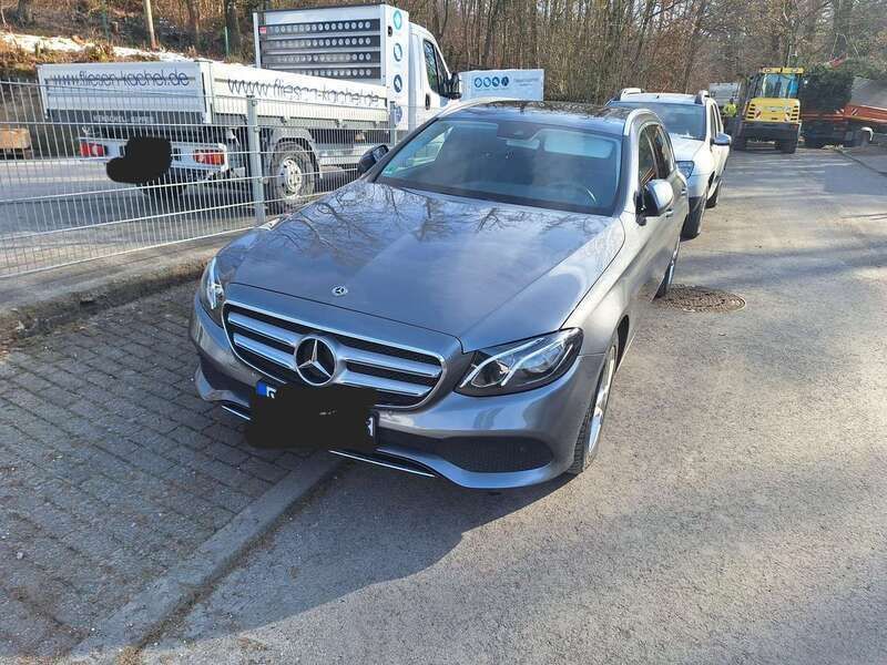 Grau Gebraucht 2018 Mercedes E220 Kombi | 22.500 € (Etwas zu teuer) - Bild 1/4