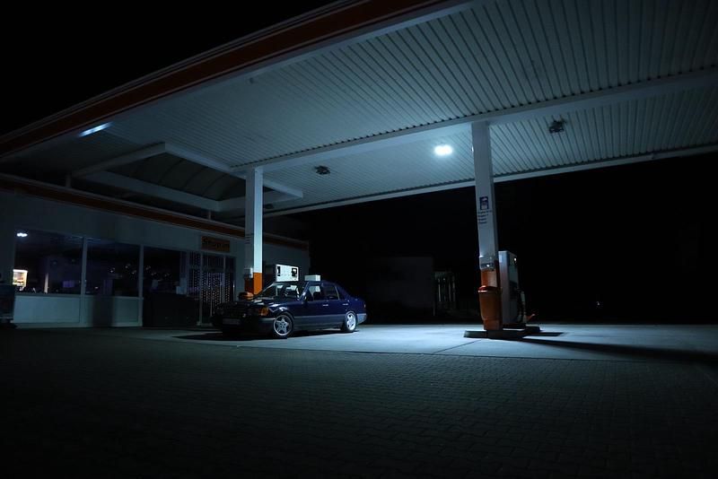 Gebraucht Mercedes E230 136 PS (100 kW) 1989 Blau Limousine