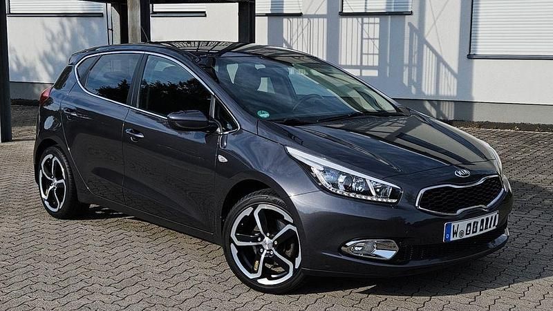 Grau Gebraucht 2013 Kia Ceed Limousine | 6.250 € (Guter Preis) - Bild 1/4