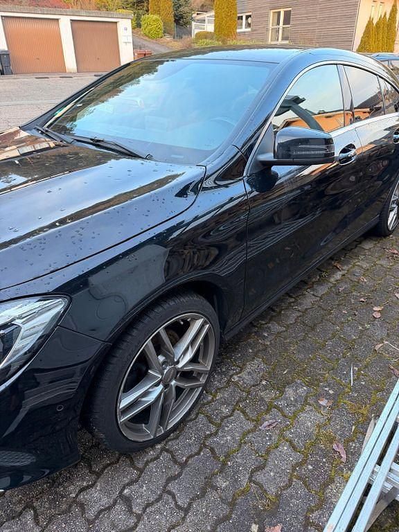 Gebraucht Mercedes CLA180 Shooting Brake Urban 122 PS (89 kW) 2017 Schwarz Kombi