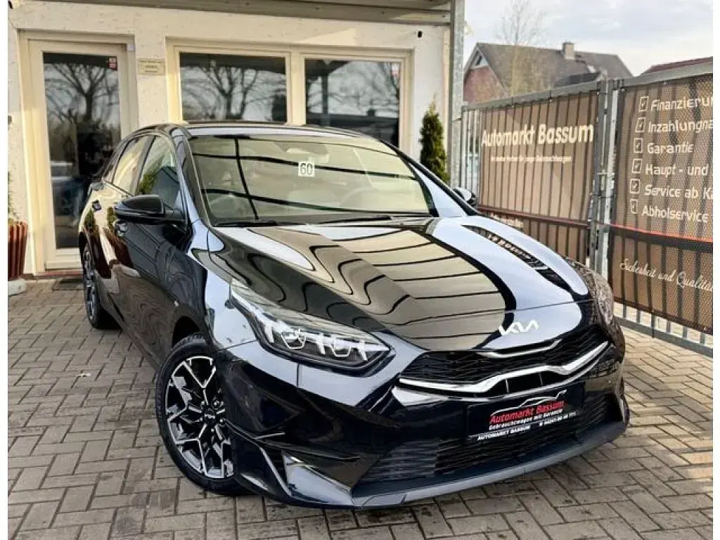Używany Kia Ceed 101 KM (74 kW) 2025 Czarny Hatchback