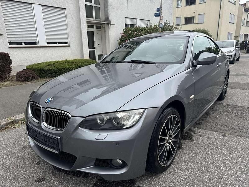 Spacegrau Gebraucht 2009 BMW 330 M Sport Coupé | 13.490 € (Fairer Preis) - Bild 1/4