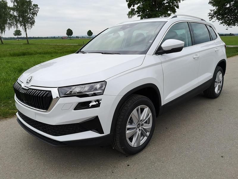 Reflexsilber metallic Neu 2025 Skoda Karoq Selection SUV | 40.990 € (Fairer Preis) - Bild 1/4