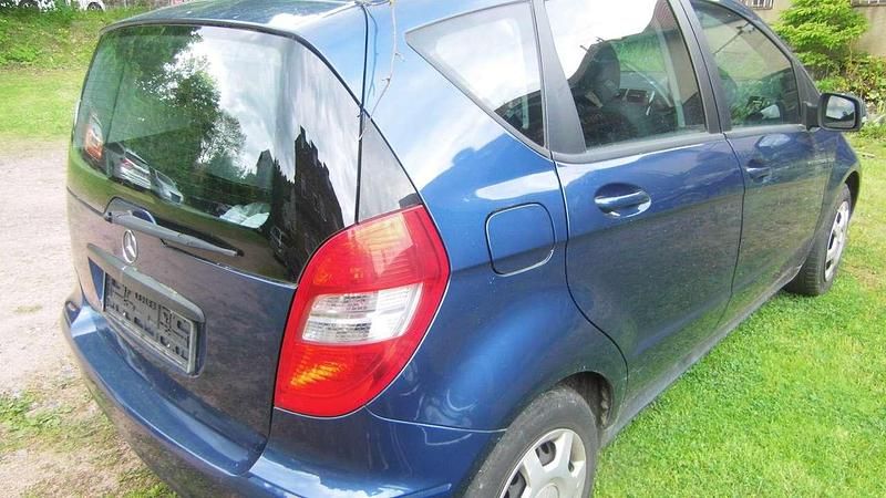 Blau Gebraucht 2011 Mercedes 180 Limousine | 1.900 € (Superpreis) - Bild 1/4