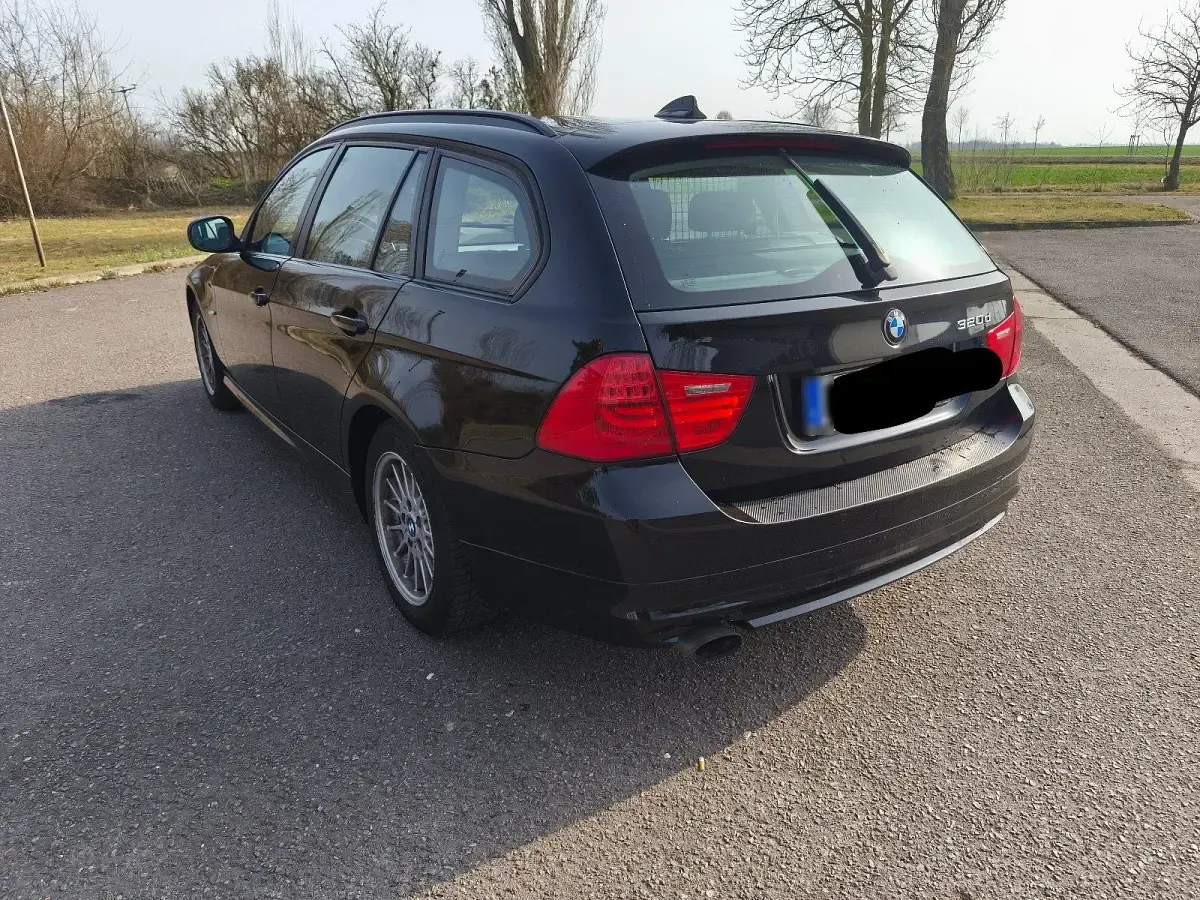 Gebraucht BMW 320 184 PS (135 kW) 2011 Schwarz Kombi