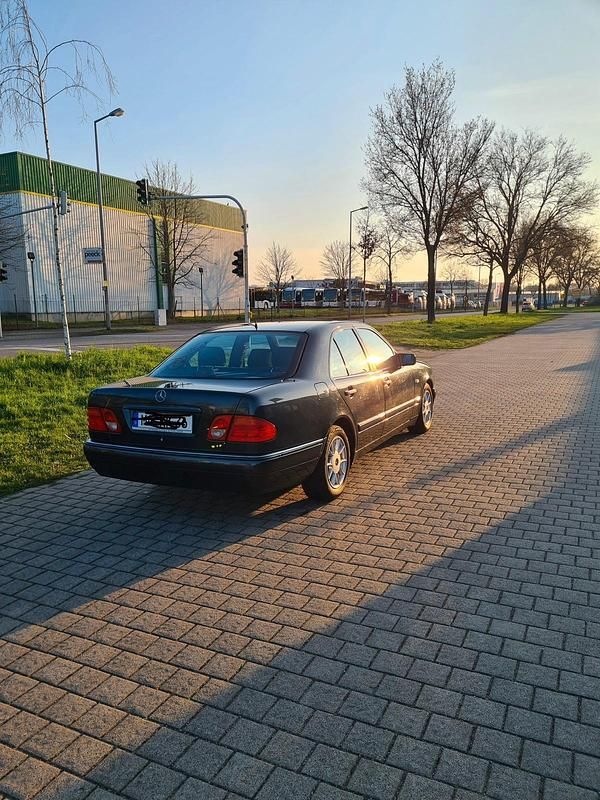 Gebraucht Mercedes E240 170 PS (125 kW) 1998 Schwarz Limousine