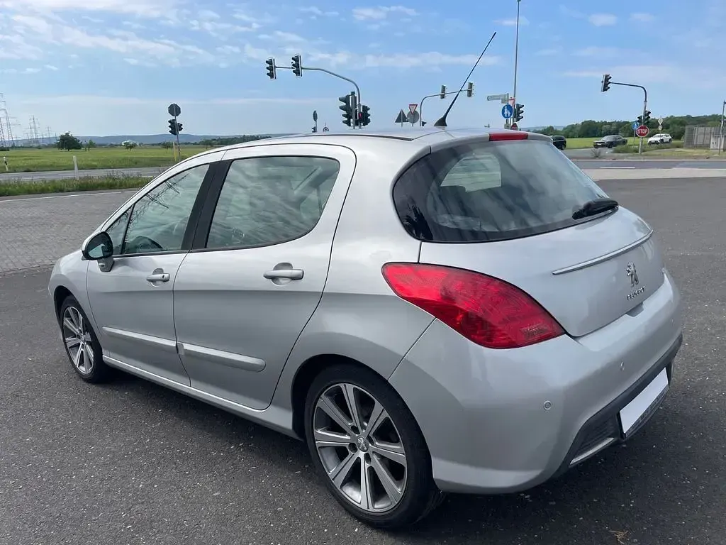 Gebraucht Peugeot 308 Active 120 PS (88 kW) 2011 Silber Limousine