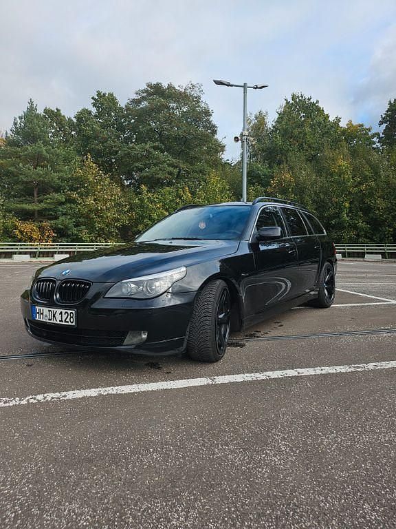 Schwarz Gebraucht 2007 BMW 530 Sport Line Kombi | 9.799 € (Teuer) - Bild 1/4