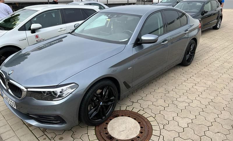 Grau Gebraucht 2017 BMW 520 Limousine | 23.700 € (Guter Preis) - Bild 1/4