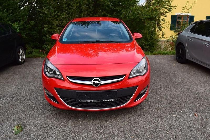 Rot Gebraucht 2013 Opel Astra Innovation Limousine | 4.290 € (Guter Preis) - Bild 1/4