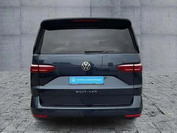 Gebraucht VW Multivan Life 150 PS (110 kW) 2024 Blau (starlight blue metallic) Van / Kleinbus
